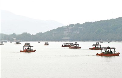 “五一”假期，游客在颐和园昆明湖泛舟赏景