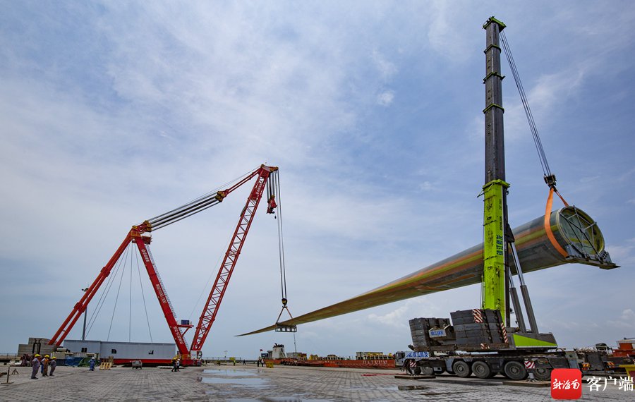 全球最长海上风电叶片在东方八所港顺利装船出海