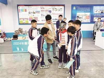 参加活动的学生代表在展示区感受职业教育魅力。浙江工人日报记者金钧胤 摄