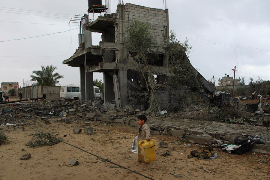 5月6日，在加沙地带南部城市拉法，一名男孩走过以军空袭后的废墟。 新华社 哈立德·奥马尔 摄