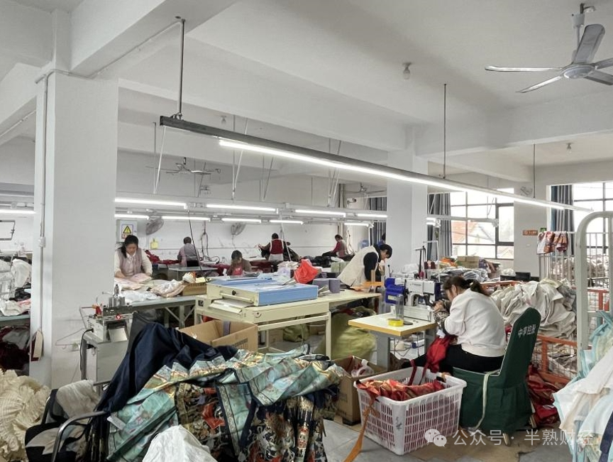 源琳服饰工厂里，工人们正在制作马面裙等汉服产品。摄影/李莹
