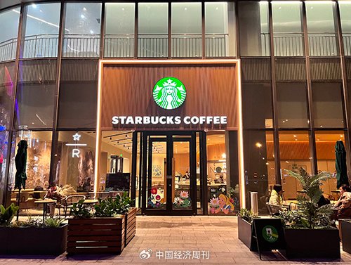星巴克门店&nbsp;&nbsp; 《中国经济周刊》记者&nbsp; 侯隽&nbsp;|&