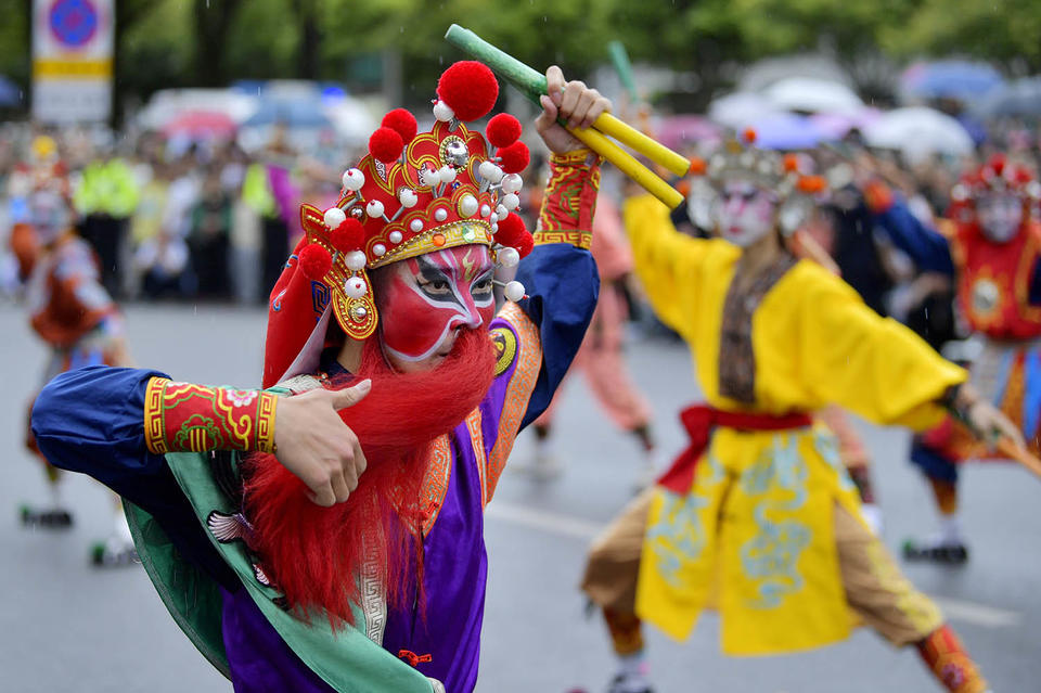 4月20日,在湖北省来凤县城区街头,来自广东的民间艺人在表演英歌舞.