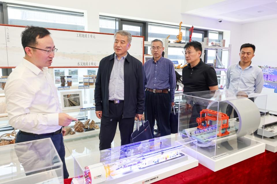 济南市纪委监委领导到济南轨道交通集团调研