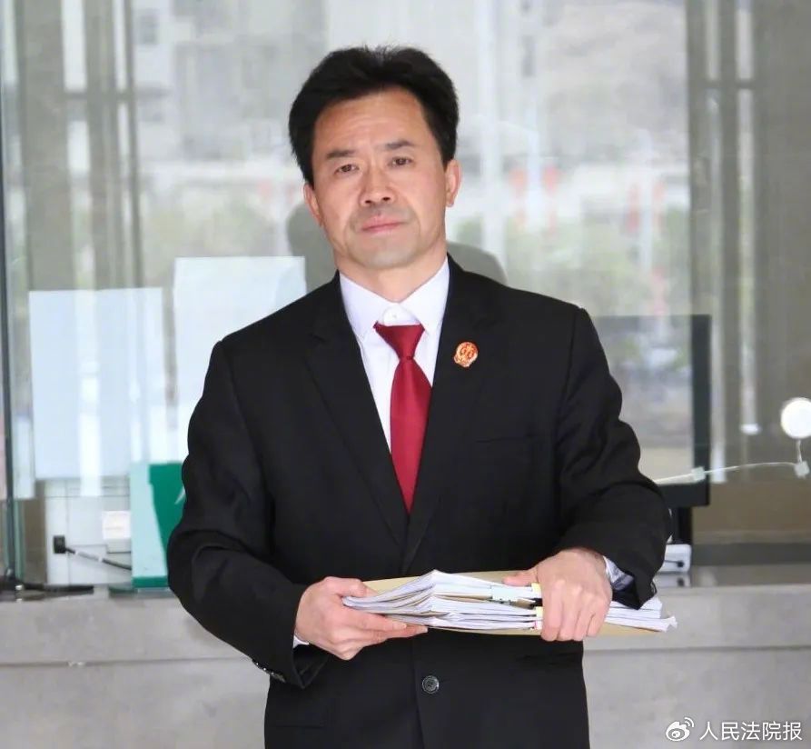 贵州省清镇市人民法院立案庭庭长刘泽清阳春三月,红枫湖边草长莺飞