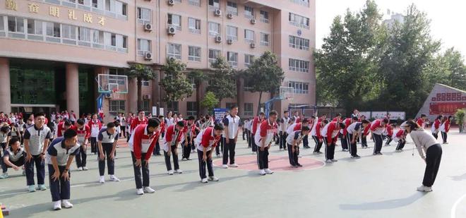 西安市远东第二中学高三年级开展师生趣味减压活动