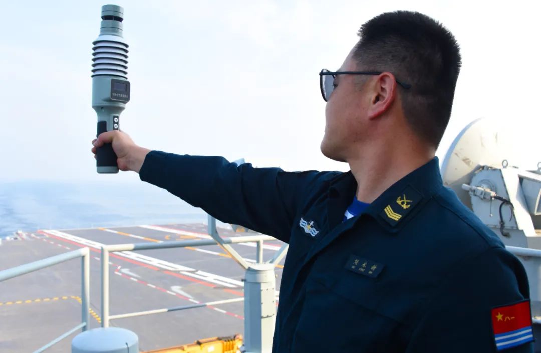 这是中国海军福建舰上的气象水文部门人员在海上进行人工气象探测（5月7日摄）。黎云 摄