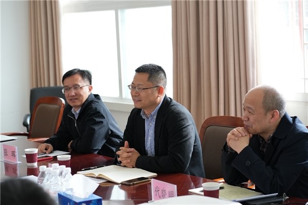 发布会上,全国科学技术名词审定委员会专职副主任裴亚军,西北师范大学