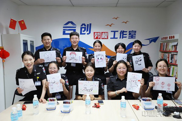 首都机场安保公司开展"世界微笑日"主题活动