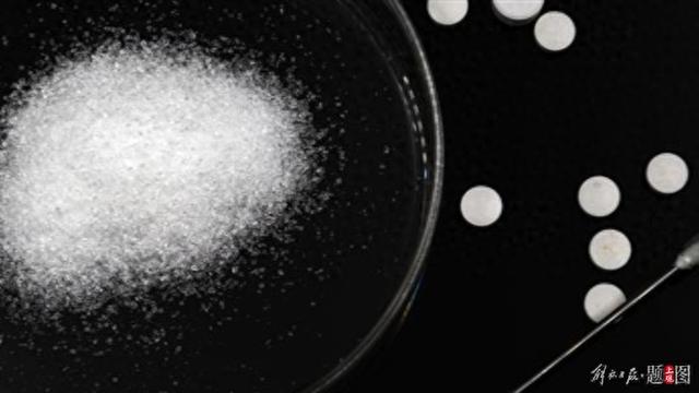 "女子担心同事请假向其水杯下药"?警方辟谣:系网红摆拍!