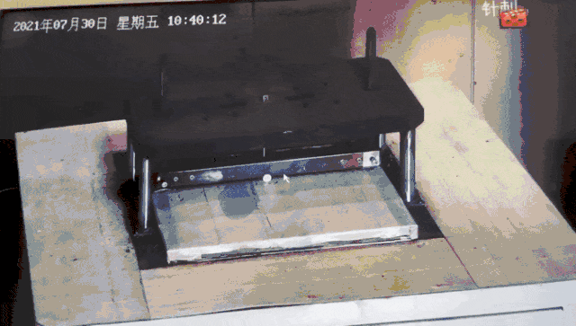 △不合格的三元锂电池穿刺实验。