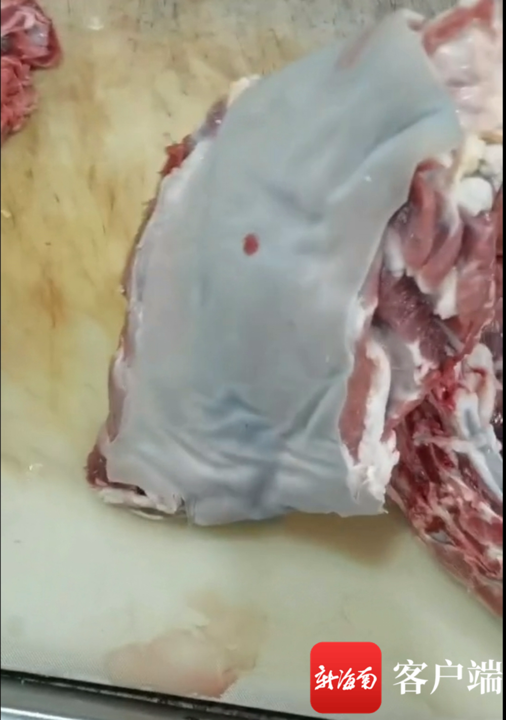 排查中发现的疑似染色羊肉。视频截屏