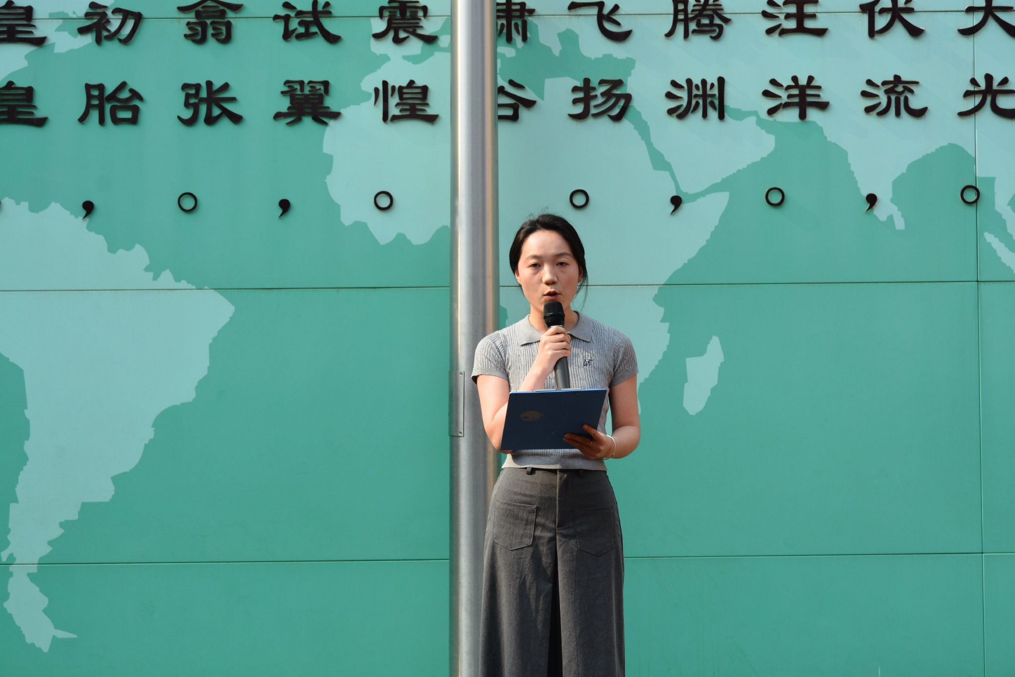 升旗仪式上,张亚静老师从劳动节的由来,幸福都是奋斗出来的,向劳模