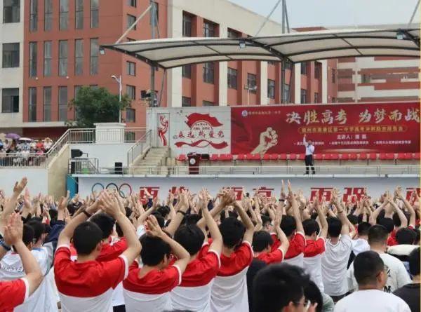 ↑雷磊在江西南康某学校作高考冲刺励志报告。图据澎湃新闻