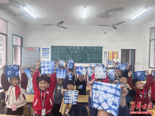 探索传统技艺 点亮创意生活 新民小学开展"非遗扎染"特色双减课程