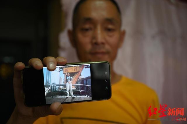 曹庆三展示在狱中获得的照片