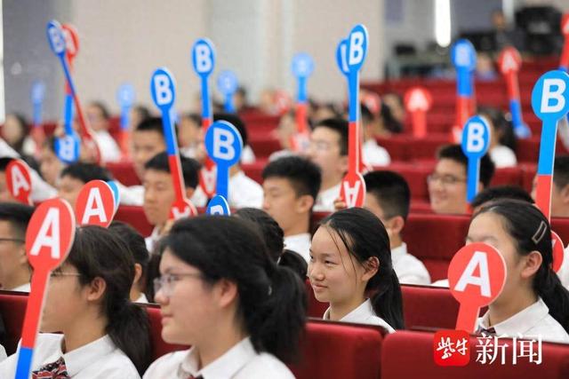 游戏开始后,工作人员扮演的电锯狂魔按剧本不断