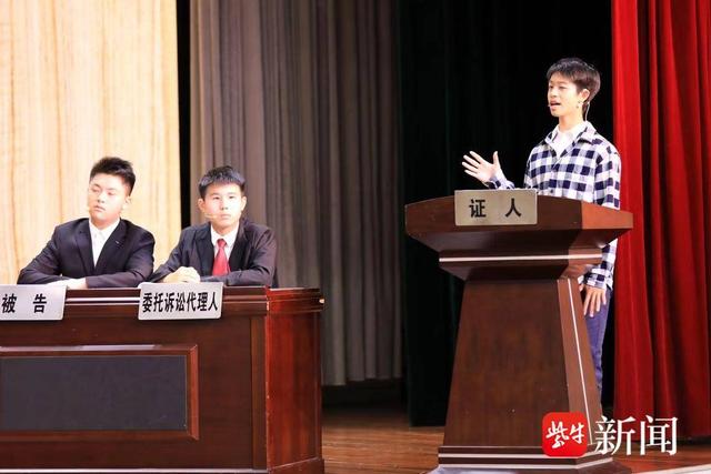 九位同学分别扮演审判长,审判员,书记员,原告,被告以及委托诉讼代理人