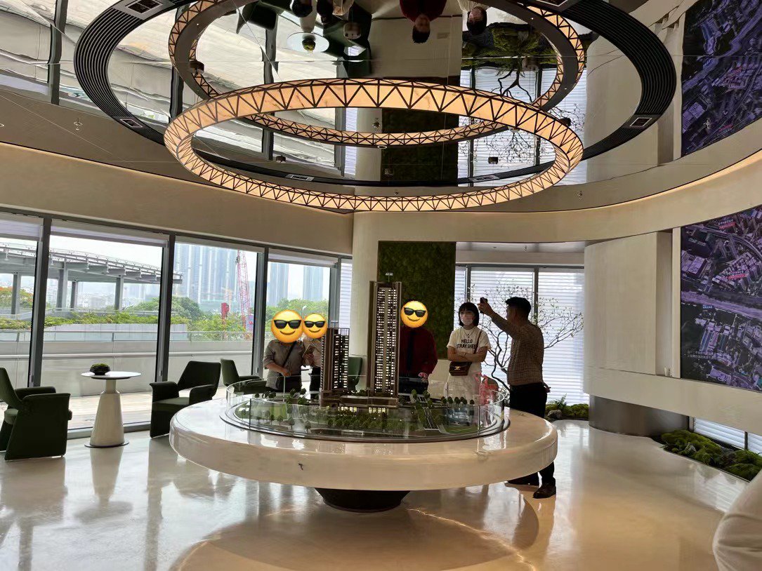 5月7日，深圳龙华一新盘展厅里，置业顾问向购房者讲解项目，时代周报记者摄