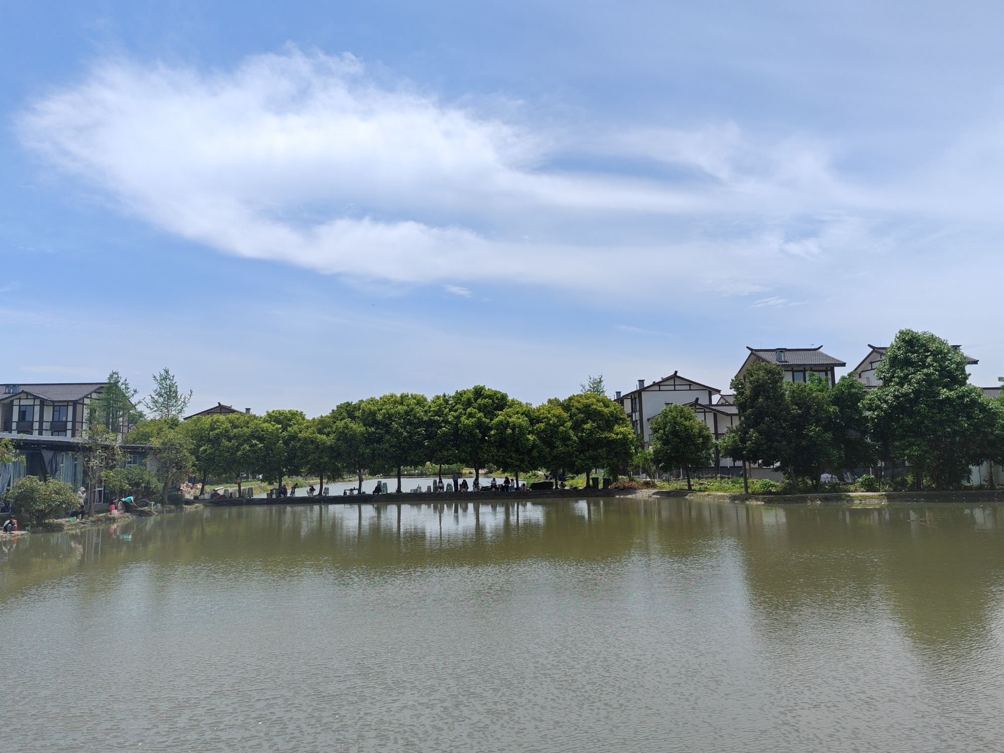 在成都市双流区黄水镇文武社区,答案是1千万元产值,如果加上樱桃带来