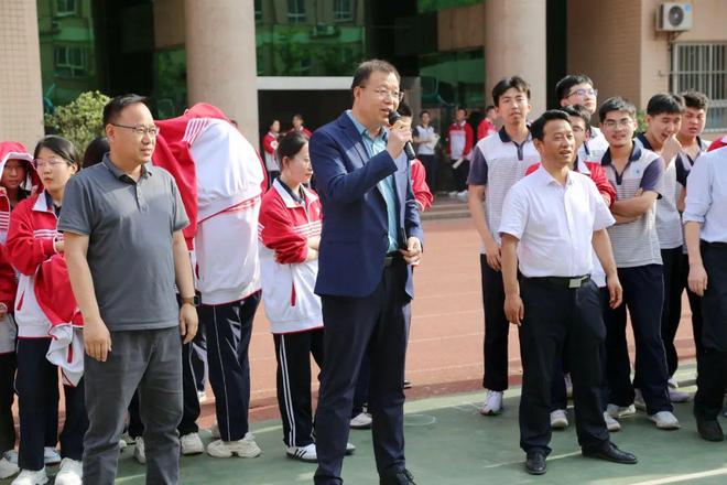 西安市远东第二中学高三年级开展师生趣味减压活动