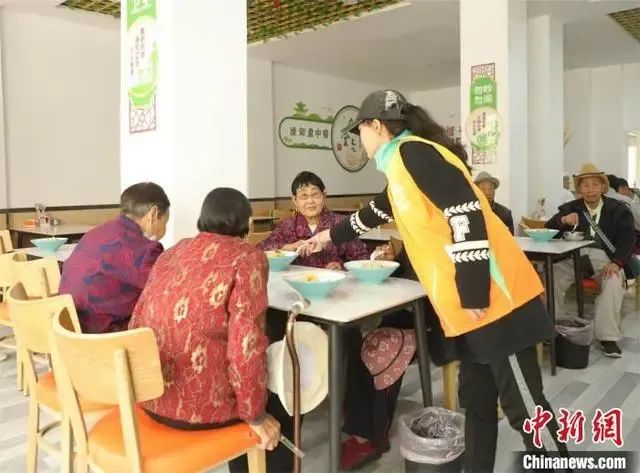 肖倩 摄二二四团玉龙社区"幸福里社区大食堂"是昆玉市开办的首个社区