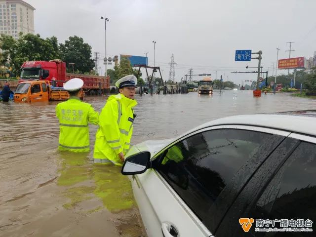 巡至积水较严重的定罗路南环路口时,发现有两辆小车被困于行车道上