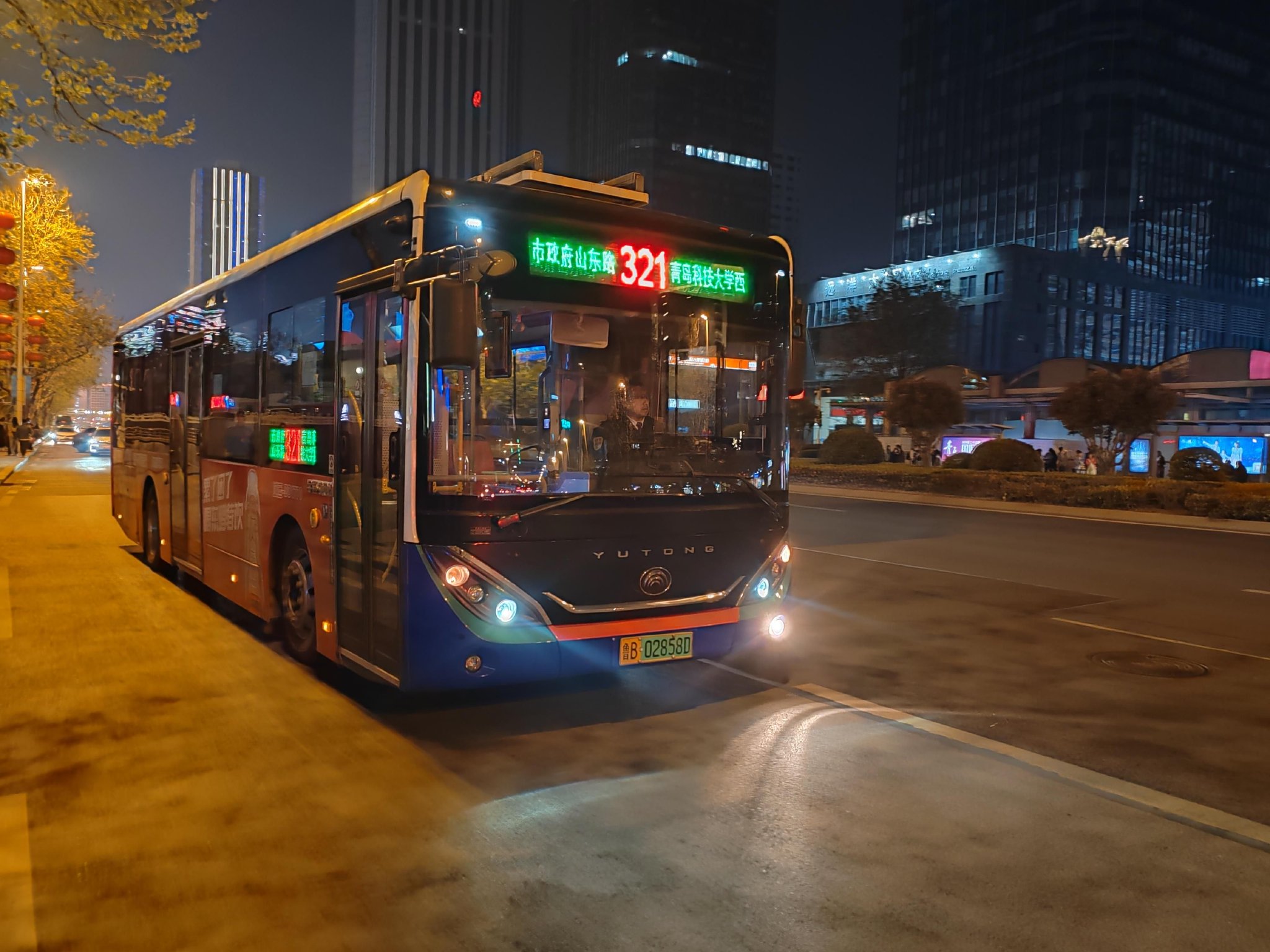 【山东】青岛公交末班车延时助力城市夜经济升温