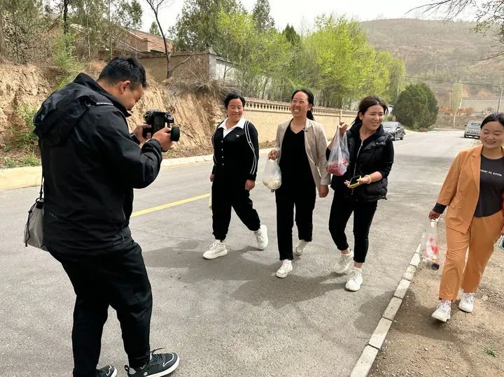 张玮（右三）和团队成员在拍摄短视频中。记者马丽娟 摄