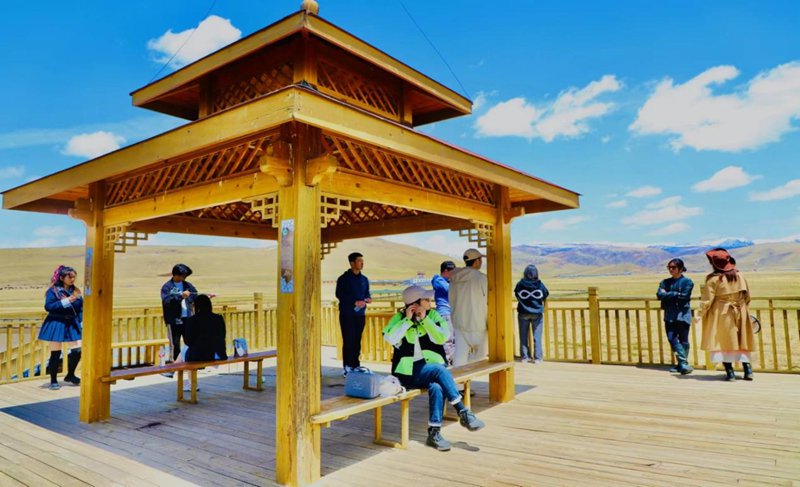 "五一"假日期间,碌曲县迎来了旅游小高峰,来自陕西,四川等全国各地和