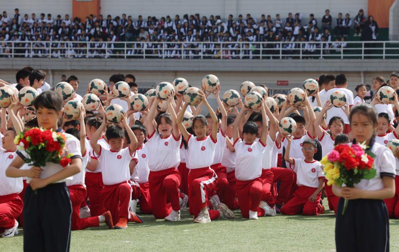 灯市口小学带来了舞龙表演;新鲜胡同小学的同学们灵活地操纵着脚下的