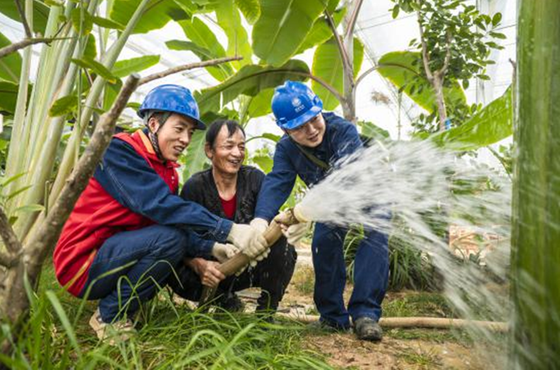 　　国网庆阳供电公司员工到智慧农业示范园对用电灌溉设施进行检查维护。陈高凤 摄