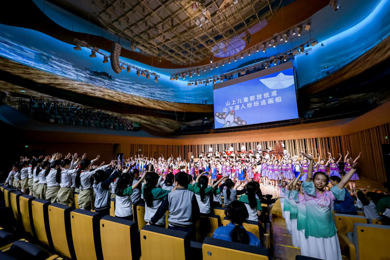 团指挥焦淼化身美育老师为同学们讲解合唱相关知识;昌平第二实验小学