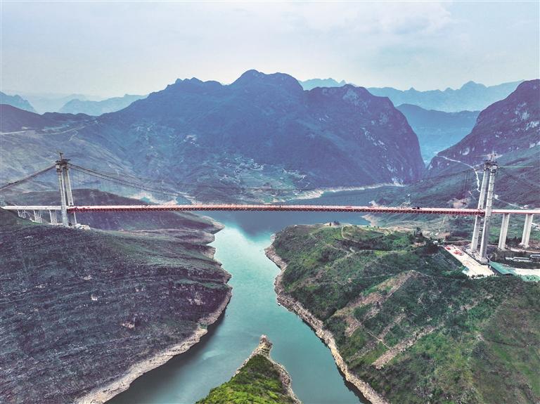 航拍正在修建中的牂牁江大桥。 贵州日报天眼新闻记者 刘力维 摄
