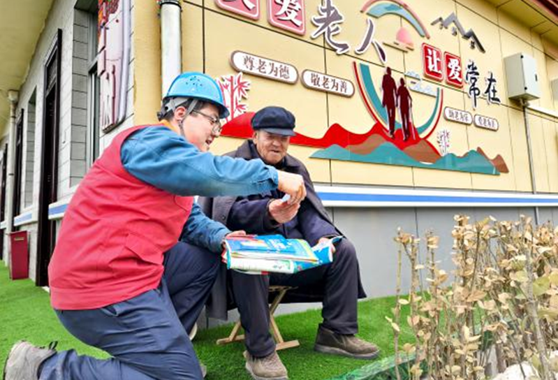 赵永明 摄国网庆阳供电公司员工在生态采摘园向客户宣传安全用电及防