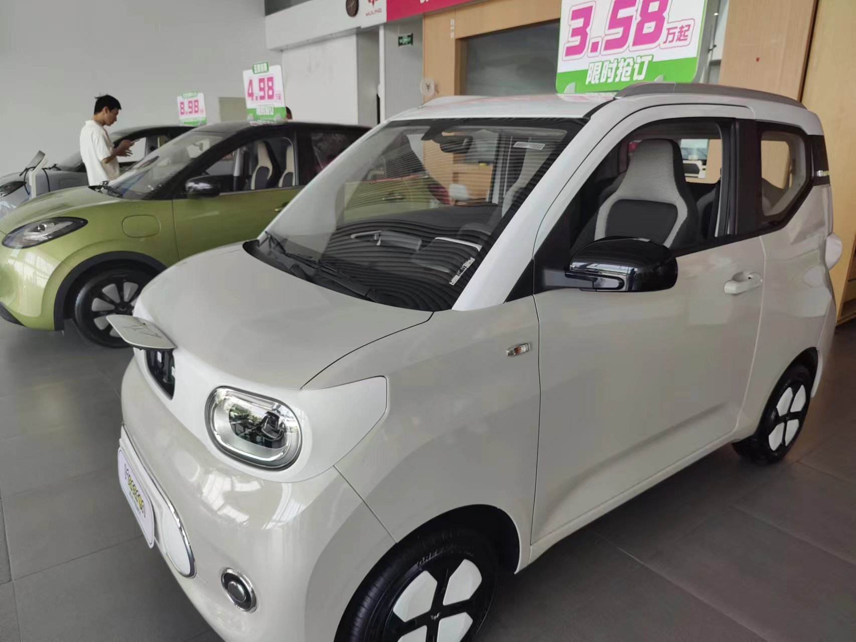 摄/新京报贝壳财经记者 王琳琳环京地区某吉利汽车4s店的销售人员付