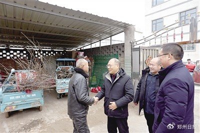 2024年1月，市红十字会到中牟县雁鸣湖镇小朱村走访慰问困难群众