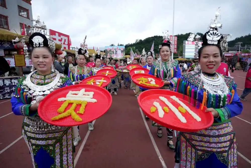 5月4日,贵州省黔东南苗族侗族自治州榕江县"村超"球场,一支拉拉队带着
