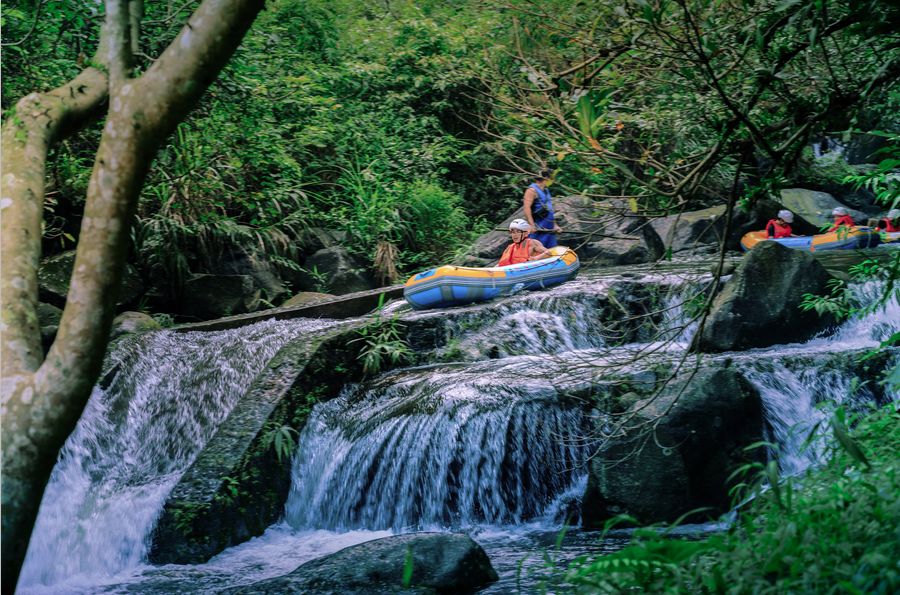图:防城港市九龙潭景区顺着湍急的水流,穿行于郁郁葱葱的树林,习习山