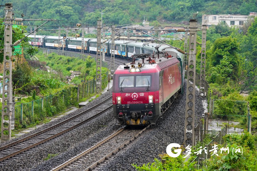 Y477次“多彩贵州号”贵阳—老挝万象旅游专列从贵阳火车站驶出