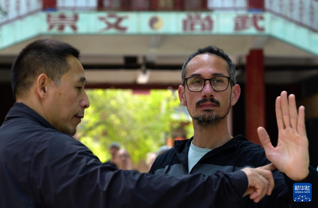 在陈家沟太极拳学校,陈自强(左)在指导陈少拳练习太极拳(2024年4月18