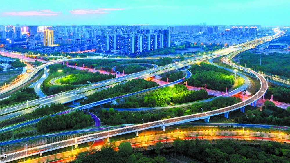 图为五月六日傍晚,霓虹灯点亮复兴大街裕华路立交桥,将城市装扮得格外