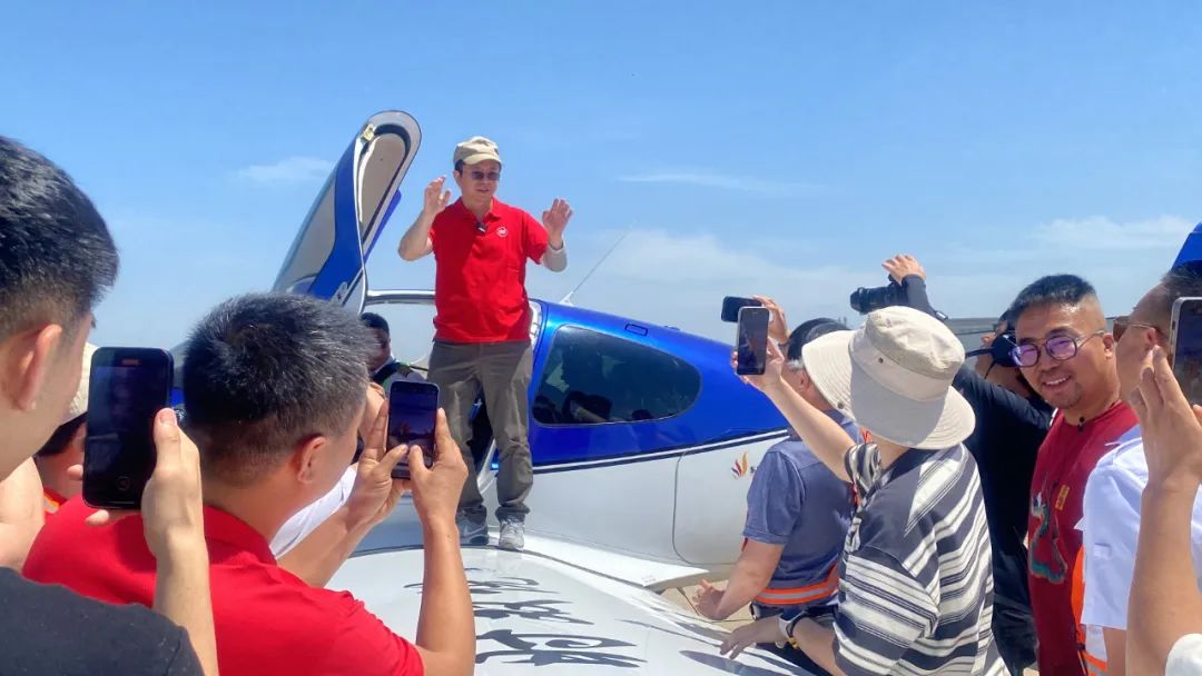 周鸿祎试乘飞行汽车 低空经济持续升温 产业链爆发在即?