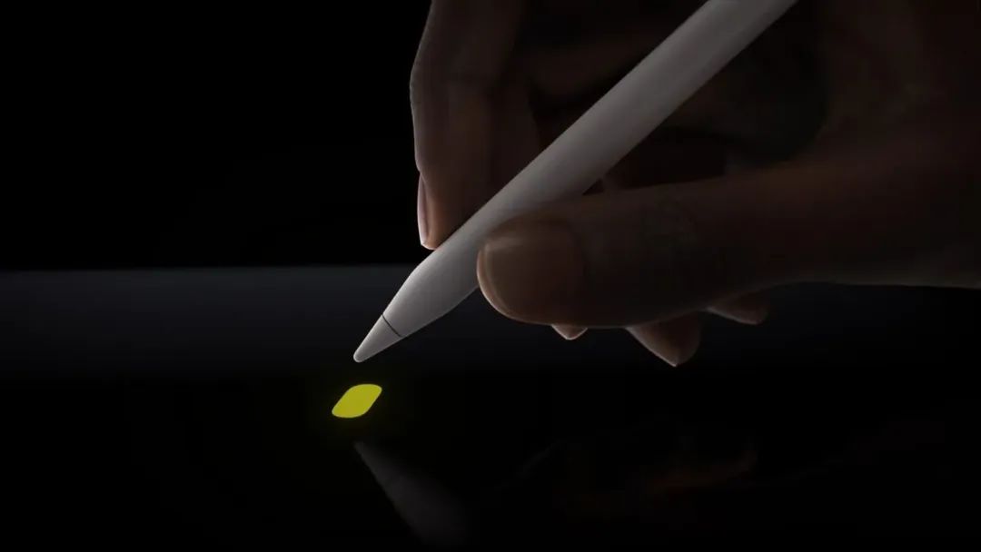 Apple Pencil Pro 增加了传感器，能完成旋转控制等功能 | 图片来源：Apple