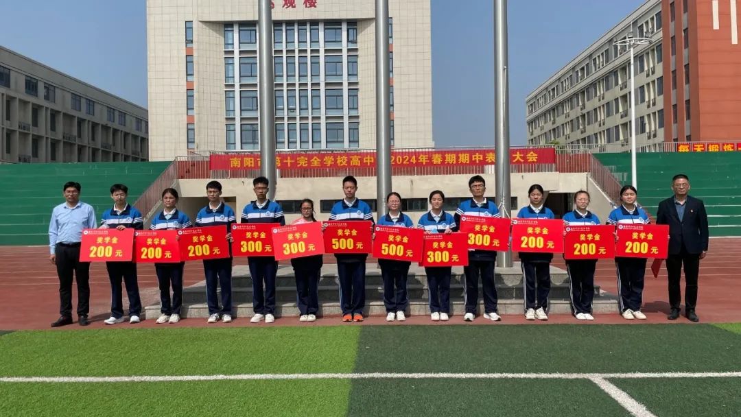 获奖教师,学生纷纷登台,由孙校长为获奖的学生颁发荣誉证书和奖品.