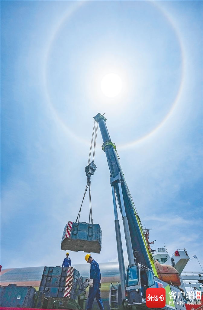 5月7日，工作人员安装起重机准备吊运风轮叶片。记者 陈元才 摄
