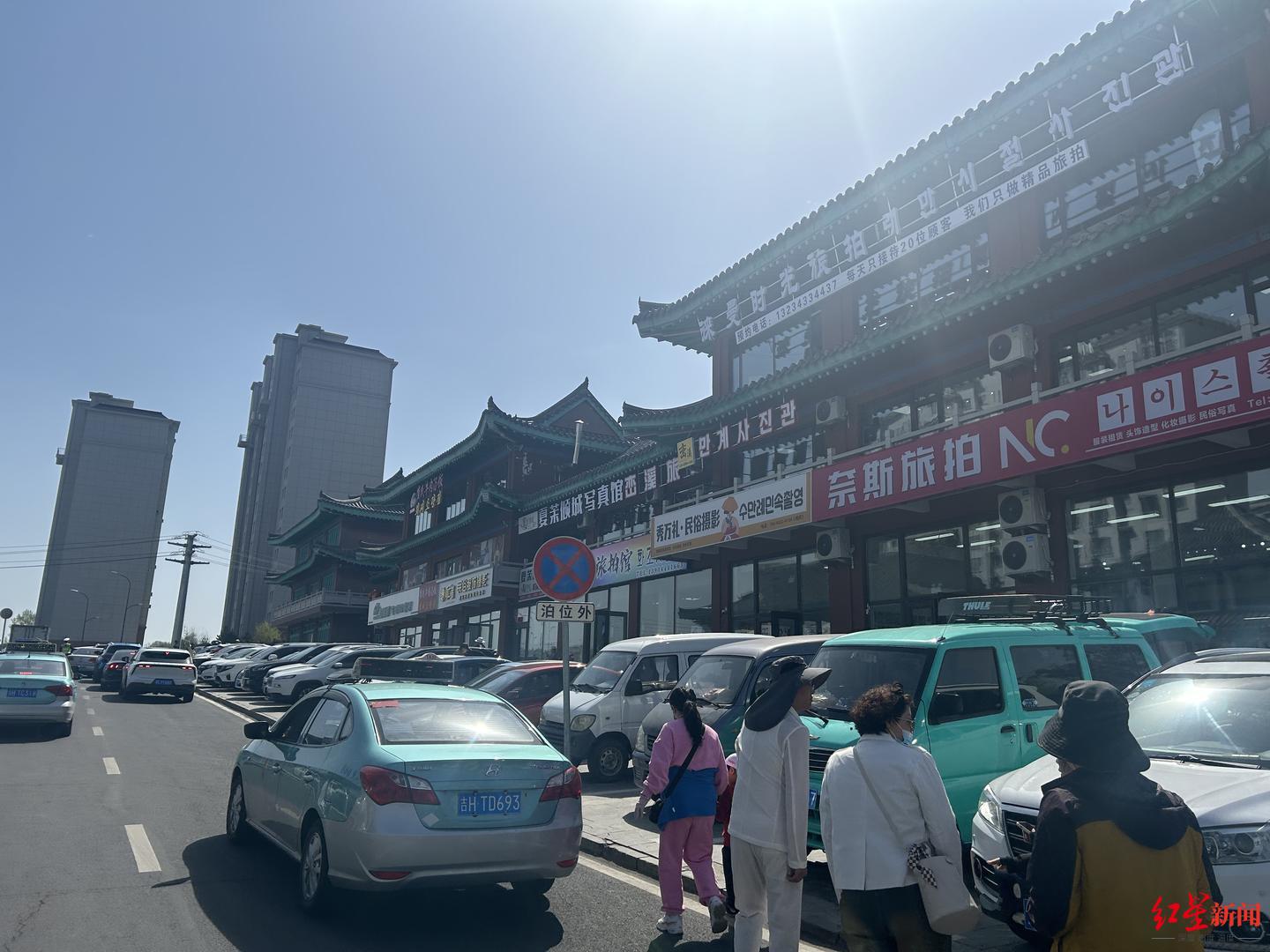 ▲延吉朝鲜族民俗园外，被旅拍店铺包围