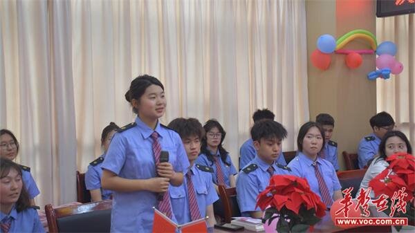 在欢快的音乐声中,来自新疆维吾尔族的铁运2303伊力亚斯·努尔麦麦提