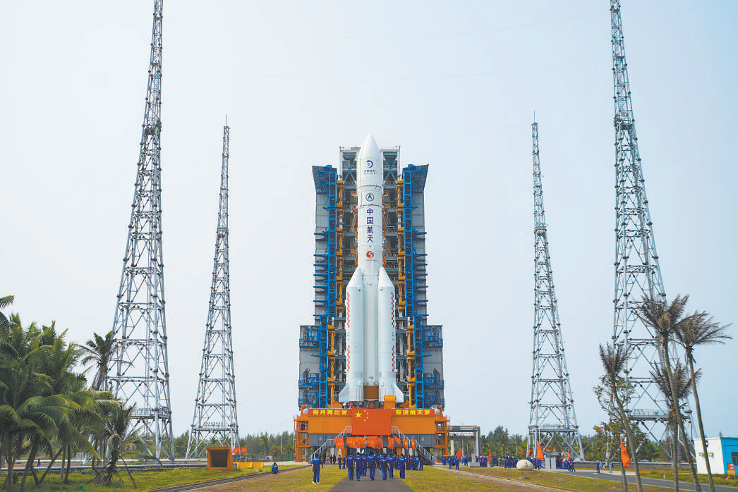 4月27日，长征五号遥八运载火箭和嫦娥六号探测器组合体转运至发射区。