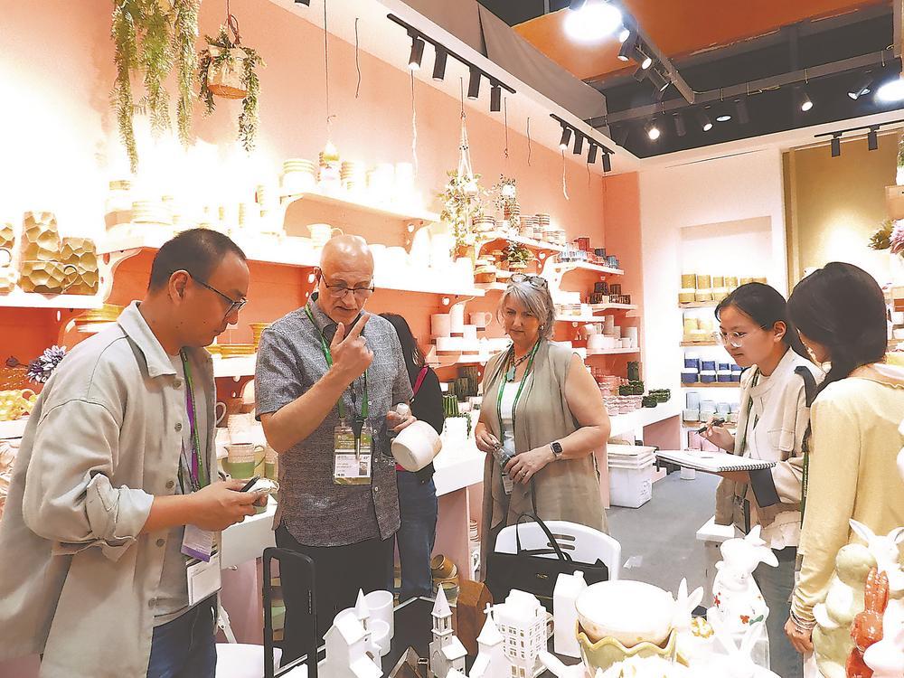 广交会上，德化陶瓷“圈粉”了许多国内外客商。（受访单位供图）
